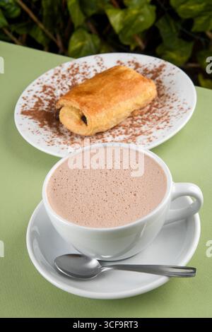 Köstliche heiße Schokolade mit Croissant Stockfoto