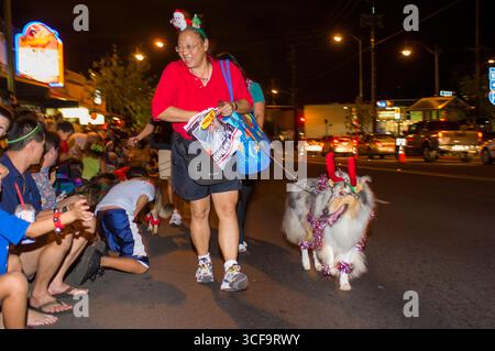 Kaimuki Weihnachtsparade, Honolulu, Oahu, Hawaii, USA. Erwachsene und Kinder aus vielen Gemeindeorganisationen, Schulen und Unternehmen nehmen am Teil Stockfoto