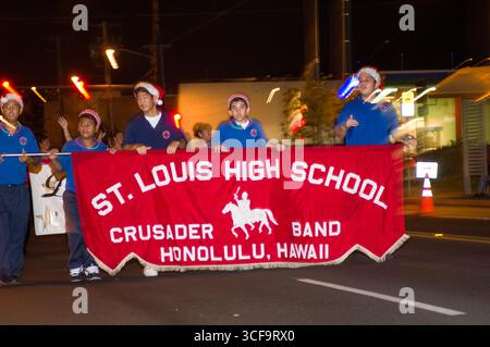 Kaimuki Weihnachtsparade, Honolulu, Oahu, Hawaii, USA. Erwachsene und Kinder aus vielen Gemeindeorganisationen, Schulen und Unternehmen nehmen am Teil Stockfoto