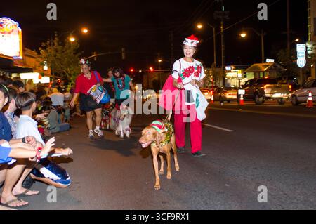 Kaimuki Weihnachtsparade, Honolulu, Oahu, Hawaii, USA. Erwachsene und Kinder aus vielen Gemeindeorganisationen, Schulen und Unternehmen nehmen am Teil Stockfoto