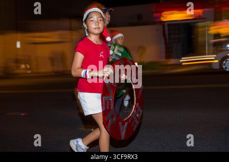 Kaimuki Weihnachtsparade, Honolulu, Oahu, Hawaii, USA. Erwachsene und Kinder aus vielen Gemeindeorganisationen, Schulen und Unternehmen nehmen am Teil Stockfoto