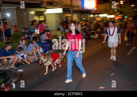 Kaimuki Weihnachtsparade, Honolulu, Oahu, Hawaii, USA. Erwachsene und Kinder aus vielen Gemeindeorganisationen, Schulen und Unternehmen nehmen am Teil Stockfoto