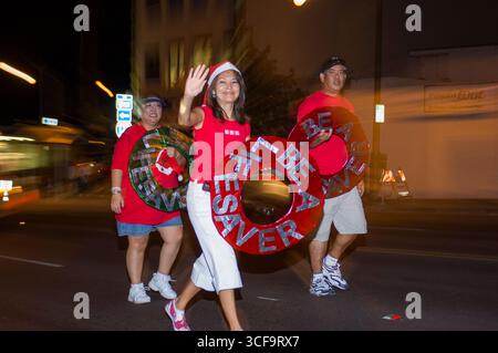Kaimuki Weihnachtsparade, Honolulu, Oahu, Hawaii, USA. Erwachsene und Kinder aus vielen Gemeindeorganisationen, Schulen und Unternehmen nehmen am Teil Stockfoto
