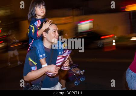 Kaimuki Weihnachtsparade, Honolulu, Oahu, Hawaii, USA. Erwachsene und Kinder aus vielen Gemeindeorganisationen, Schulen und Unternehmen nehmen am Teil Stockfoto