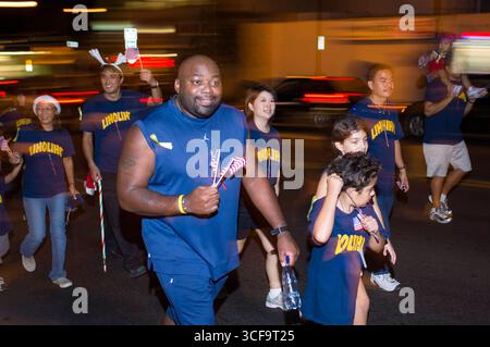 Kaimuki Weihnachtsparade, Honolulu, Oahu, Hawaii, USA. Erwachsene und Kinder aus vielen Gemeindeorganisationen, Schulen und Unternehmen nehmen am Teil Stockfoto
