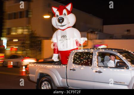 Kaimuki Weihnachtsparade, Honolulu, Oahu, Hawaii, USA. Erwachsene und Kinder aus vielen Gemeindeorganisationen, Schulen und Unternehmen nehmen am Teil Stockfoto