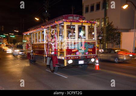 Kaimuki Weihnachtsparade, Honolulu, Oahu, Hawaii, USA. Erwachsene und Kinder aus vielen Gemeindeorganisationen, Schulen und Unternehmen nehmen am Teil Stockfoto