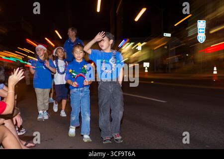 Kaimuki Weihnachtsparade, Honolulu, Oahu, Hawaii, USA. Erwachsene und Kinder aus vielen Gemeindeorganisationen, Schulen und Unternehmen nehmen am Teil Stockfoto