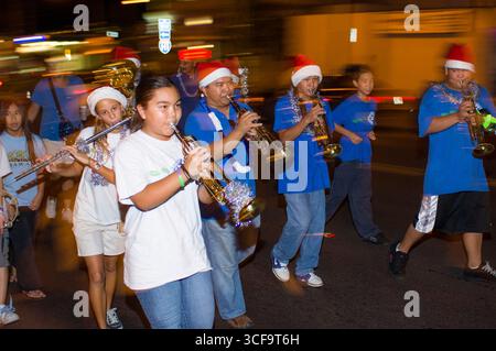 Kaimuki Weihnachtsparade, Honolulu, Oahu, Hawaii, USA. Erwachsene und Kinder aus vielen Gemeindeorganisationen, Schulen und Unternehmen nehmen am Teil Stockfoto