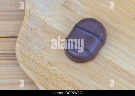 Nahaufnahme von Asphaltschindeln auf Wohndach mit strukturiertem Muster in Braun und Grau. Stockfoto