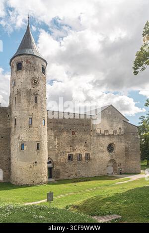 Schloss Haapsalu in Estland, Europa, gegründet im 13. Jahrhundert. Eine wunderschöne historische Burg oder Festung mit Steinmauern, Turm und Kathedrale Stockfoto