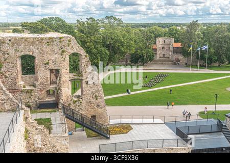 Schloss Haapsalu in Estland, Europa, gegründet im 13. Jahrhundert. Eine wunderschöne historische Burg oder Festung mit Steinmauern, Turm und Kathedrale Stockfoto