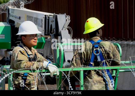 Brownsville, Usa. August 2025. Texas National Guardsmen, die unter der Joint Task Force-Southern Border arbeiten, installieren am 12. August 2025 in der Nähe von Brownsville, Texas, eine Drahtseile entlang der südlichen Grenzmauer zu Mexiko. Die Soldaten wurden von Präsident Trump zur Unterstützung der Operation Lone Star an die Grenze geschickt. Gutschrift: SSgt. Derek Gutierrez/US Air Force Photo/Alamy Live News Stockfoto