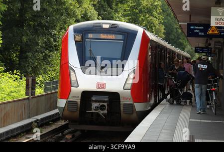 REKORDDATUM NICHT ANGEGEBEN eine S-Bahn der Linie S5 in Richtung Diebsteich hält im Bahnhof Sternschanze. Sternschanze Hamburg *** eine S-Bahn der Linie S5 in Richtung Diebsteich hält am Bahnhof Sternschanze Sternschanze Hamburg Stockfoto
