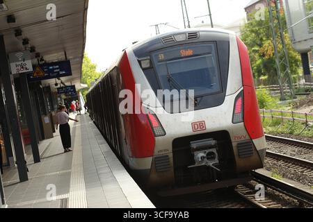REKORDDATUM NICHT ANGEGEBEN eine S-Bahn der Linie S5 in Richtung Stade hält im Bahnhof Sternschanze. Sternschanze Hamburg *** eine S-Bahn der Linie S5 in Richtung Stade hält am Bahnhof Sternschanze Sternschanze Hamburg Stockfoto