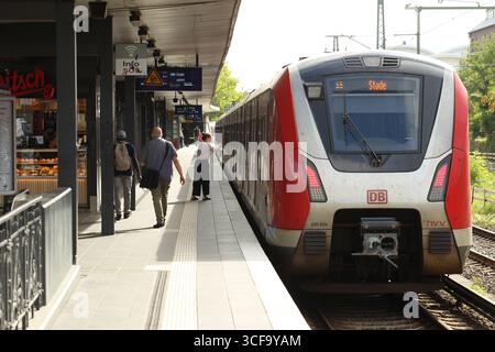 REKORDDATUM NICHT ANGEGEBEN eine S-Bahn der Linie S5 in Richtung Stade hält im Bahnhof Sternschanze. Sternschanze Hamburg *** eine S-Bahn der Linie S5 in Richtung Stade hält am Bahnhof Sternschanze Sternschanze Hamburg Stockfoto