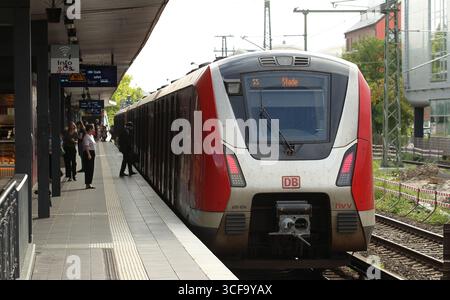 REKORDDATUM NICHT ANGEGEBEN eine S-Bahn der Linie S5 in Richtung Stade hält im Bahnhof Sternschanze. Sternschanze Hamburg *** eine S-Bahn der Linie S5 in Richtung Stade hält am Bahnhof Sternschanze Sternschanze Hamburg Stockfoto