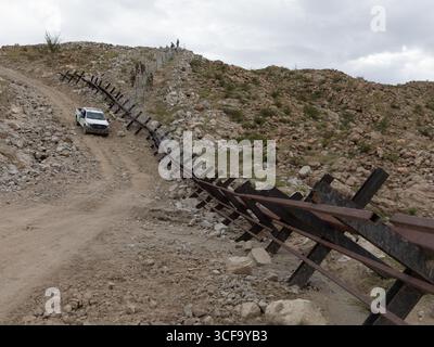 Sunland Park, Usa. August 2025. Ein US-Grenzschutzfahrzeug patrouilliert eine unbefestigte Dienststraße entlang der neuen Pollersperre, überquert einen arroyo entlang der südlichen Grenzmauer mit Mexiko, 16. August 2025 in der Nähe des Sunland Park, New Mexico. Quelle: Michael Graf/US Army Photo/Alamy Live News Stockfoto
