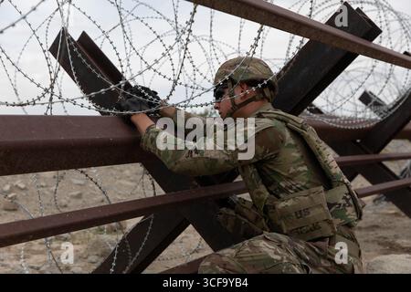Sunland Park, Usa. August 2025. Alexander Letroadec, zusammen mit der 642nd Engineer Support Company, der Joint Task Force-Southern Border zugewiesen wurde, installiert am 16. August 2025 in der Nähe des Sunland Park, New Mexico, ein Concertina-Draht entlang der südlichen Grenzmauer zu Mexiko. Quelle: Michael Graf/US Army Photo/Alamy Live News Stockfoto