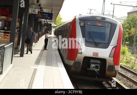 REKORDDATUM NICHT ANGEGEBEN eine S-Bahn der Linie S5 in Richtung Stade hält im Bahnhof Sternschanze. Sternschanze Hamburg *** eine S-Bahn der Linie S5 in Richtung Stade hält am Bahnhof Sternschanze Sternschanze Hamburg Stockfoto