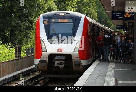 REKORDDATUM NICHT ANGEGEBEN eine S-Bahn der Linie S5 in Richtung Diebsteich hält im Bahnhof Sternschanze. Sternschanze Hamburg *** eine S-Bahn der Linie S5 in Richtung Diebsteich hält am Bahnhof Sternschanze Sternschanze Hamburg Stockfoto