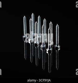 Dieses Bild zeigt Metallbolzen, die sich wunderschön vor einem eleganten schwarzen Spiegelhintergrund spiegeln und die komplizierten Details und den Glanz des bo festhalten Stockfoto