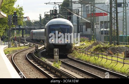 REKORDDATUM NICHT ANGEGEBEN eine Regionalbahn der Deutschen Bahn fährt am Bahnhof Sternschanze vorbei. Sternschanze Hamburg *** Ein Regionalzug der Deutschen Bahn fährt am Bahnhof Sternschanze Hamburg vorbei Stockfoto