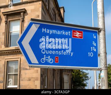 Schild für die Radroute in Edinburghs New Town, Schottland, das nachhaltige Reiseoptionen und umweltfreundliche Verkehrsanbindungen hervorhebt. Stockfoto