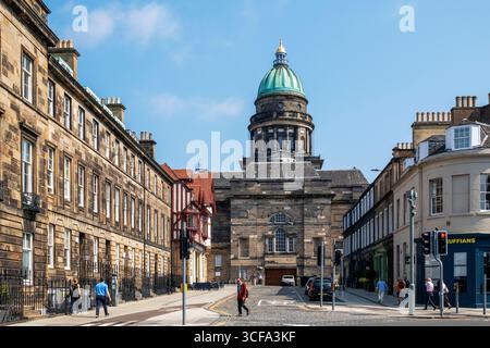 Randolph Place in Edinburghs West End mit dem historischen West Register House im Hintergrund. Stockfoto