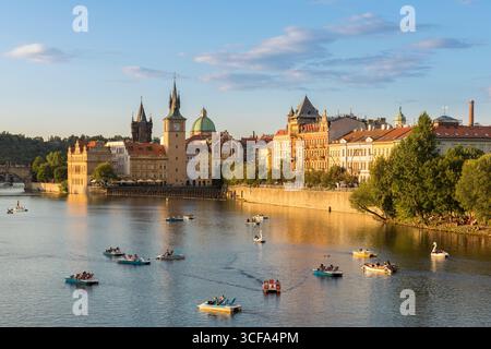 Paddelboote auf der Moldau in Prag, Tschechische Republik Stockfoto