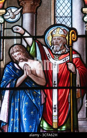 Glasmalerei (19. Jahrhundert) der Taufe von Clovis durch den Franken-König, durch den Heiligen Remigius in Reims. Stockfoto
