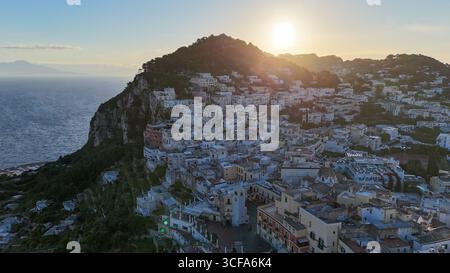 Sonnenaufgang über dem bezaubernden Capri, mit bezaubernden Straßen und lebhaften Häusern an der ruhigen Mittelmeerküste Stockfoto