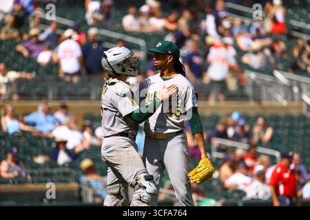 Minneapolis, Minnesota, USA. August 2025. Die Athletikspieler OSVALDO BIDO und WILLI MACLVER feiern gemeinsam nach dem Sieg. Die Minnesota Twins und die Athletics traten am 21. August im Target Field an. Die Athletics siegten mit 8:3. (Kreditbild: © Michael Turner/ZUMA Press Wire) NUR REDAKTIONELLE VERWENDUNG! Nicht für kommerzielle ZWECKE! Stockfoto