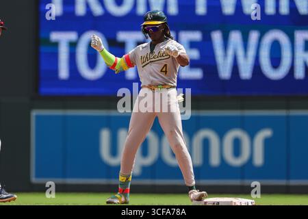 Minneapolis, Minnesota, USA. August 2025. Athletikspieler LAWRENCE BUTLER feiert auf der zweiten Basis nach einem Doppelschlag. Die Minnesota Twins und die Athletics traten am 21. August im Target Field an. Die Athletics siegten mit 8:3. (Kreditbild: © Michael Turner/ZUMA Press Wire) NUR REDAKTIONELLE VERWENDUNG! Nicht für kommerzielle ZWECKE! Stockfoto