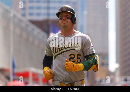 Minneapolis, Minnesota, USA. August 2025. Der Athletikspieler BRENT ROOKER kehrt nach der Aufnahme eines Outs zurück. Die Minnesota Twins und die Athletics traten am 21. August im Target Field an. Die Athletics siegten mit 8:3. (Kreditbild: © Michael Turner/ZUMA Press Wire) NUR REDAKTIONELLE VERWENDUNG! Nicht für kommerzielle ZWECKE! Stockfoto