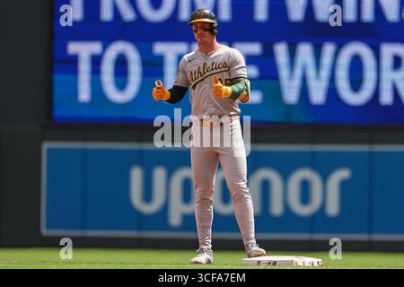 Minneapolis, Minnesota, USA. August 2025. Athletikspieler BRENT ROOKER feiert auf der zweiten Basis nach einem Doppelschlag. Die Minnesota Twins und die Athletics traten am 21. August im Target Field an. Die Athletics siegten mit 8:3. (Kreditbild: © Michael Turner/ZUMA Press Wire) NUR REDAKTIONELLE VERWENDUNG! Nicht für kommerzielle ZWECKE! Stockfoto