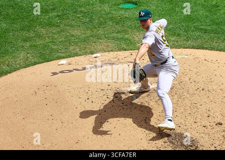 Minneapolis, Minnesota, USA. August 2025. Athletics Pitcher JACK PERKINS liefert im 5. Inning einen Platz am unteren Ende. Die Minnesota Twins und die Athletics traten am 21. August im Target Field an. Die Athletics siegten mit 8:3. (Kreditbild: © Michael Turner/ZUMA Press Wire) NUR REDAKTIONELLE VERWENDUNG! Nicht für kommerzielle ZWECKE! Stockfoto