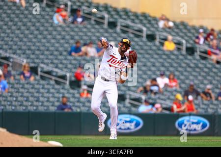 Minneapolis, Minnesota, USA. August 2025. Der Spieler der Minnesota Twins ROYCE LEWIS stürzt in die erste Base, um einen Out zu erzielen. Die Minnesota Twins und die Athletics traten am 21. August im Target Field an. Die Athletics siegten mit 8:3. (Kreditbild: © Michael Turner/ZUMA Press Wire) NUR REDAKTIONELLE VERWENDUNG! Nicht für kommerzielle ZWECKE! Stockfoto