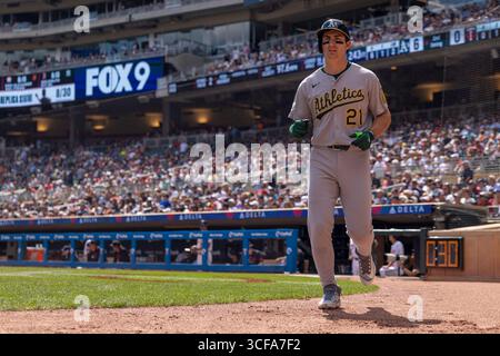 Minneapolis, Minnesota, USA. August 2025. Leichtathletikspieler TYLER SODERSTROM läuft nach einem Lauf zum Dugout. Die Minnesota Twins und die Athletics traten am 21. August im Target Field an. Die Athletics siegten mit 8:3. (Kreditbild: © Michael Turner/ZUMA Press Wire) NUR REDAKTIONELLE VERWENDUNG! Nicht für kommerzielle ZWECKE! Stockfoto