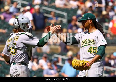 Minneapolis, Minnesota, USA. August 2025. Die Athletikspieler OSVALDO BIDO und WILLI MACLVER schütteln die Hand, um ihren Sieg zu feiern. Die Minnesota Twins und die Athletics traten am 21. August im Target Field an. Die Athletics siegten mit 8:3. (Kreditbild: © Michael Turner/ZUMA Press Wire) NUR REDAKTIONELLE VERWENDUNG! Nicht für kommerzielle ZWECKE! Stockfoto