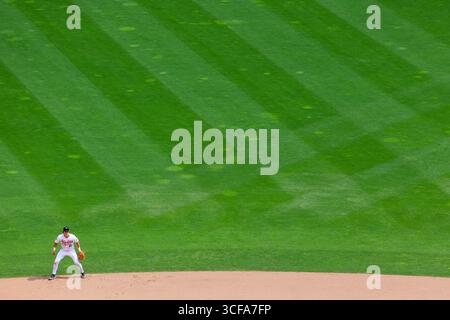 Minneapolis, Minnesota, USA. August 2025. LUKE KEASCHALL, Spieler der Minnesota Twins, blickt von seiner Position in der Nähe der zweiten Basis aus zu. Die Minnesota Twins und die Athletics traten am 21. August im Target Field an. Die Athletics siegten mit 8:3. (Kreditbild: © Michael Turner/ZUMA Press Wire) NUR REDAKTIONELLE VERWENDUNG! Nicht für kommerzielle ZWECKE! Stockfoto