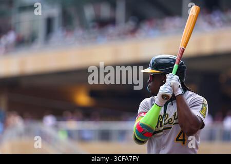 Minneapolis, Minnesota, USA. August 2025. Athletikspieler LAWRENCE BUTLER steht an der Spitze des ersten Inning. Die Minnesota Twins und die Athletics traten am 21. August im Target Field an. Die Athletics siegten mit 8:3. (Kreditbild: © Michael Turner/ZUMA Press Wire) NUR REDAKTIONELLE VERWENDUNG! Nicht für kommerzielle ZWECKE! Stockfoto