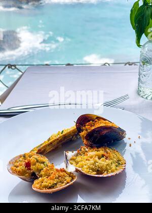 Meeresfrüchte-Platte mit Muscheln und Muscheln in der Nähe der Adriaküste in Rocca San Giovanni, Region Abruzzen, Italien Stockfoto
