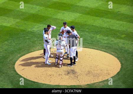 Minneapolis, Minnesota, USA. August 2025. Die Spieler der Minnesota Twins treffen sich auf dem Hügel während eines Spielwechsels. Die Minnesota Twins und die Athletics traten am 21. August im Target Field an. Die Athletics siegten mit 8:3. (Kreditbild: © Michael Turner/ZUMA Press Wire) NUR REDAKTIONELLE VERWENDUNG! Nicht für kommerzielle ZWECKE! Stockfoto