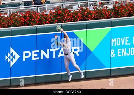 Minneapolis, Minnesota, USA. August 2025. Leichtathletik-Left Fielder TYLER SODERSTROM trifft die linke Feldwand. Die Minnesota Twins und die Athletics traten am 21. August im Target Field an. Die Athletics siegten mit 8:3. (Kreditbild: © Michael Turner/ZUMA Press Wire) NUR REDAKTIONELLE VERWENDUNG! Nicht für kommerzielle ZWECKE! Stockfoto