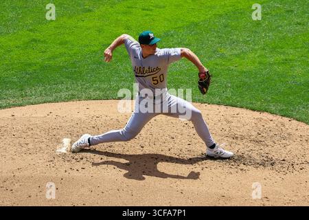 Minneapolis, Minnesota, USA. August 2025. Athletics Pitcher JACK PERKINS liefert im fünften Inning einen Platz am unteren Ende. Die Minnesota Twins und die Athletics traten am 21. August im Target Field an. Die Athletics siegten mit 8:3. (Kreditbild: © Michael Turner/ZUMA Press Wire) NUR REDAKTIONELLE VERWENDUNG! Nicht für kommerzielle ZWECKE! Stockfoto