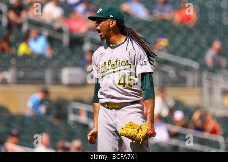 Minneapolis, Minnesota, USA. August 2025. Der Athletik-Pitcher OSVALDO BIDO feiert am Ende des Spiels. Die Minnesota Twins und die Athletics traten am 21. August im Target Field an. Die Athletics siegten mit 8:3. (Kreditbild: © Michael Turner/ZUMA Press Wire) NUR REDAKTIONELLE VERWENDUNG! Nicht für kommerzielle ZWECKE! Stockfoto