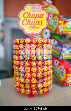 Cremona, Italien 25. Juli 2025 bunte Chupa Chups Lutscher, die auf einem drehbaren Ausstellungsstand angeordnet sind, heben eine Vielzahl von Geschmacksrichtungen hervor Stockfoto