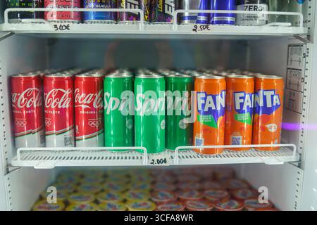Cremona, Italien 25. Juli 2025 gekühlte Alu-Soda-Dosen von Coca Cola, Sprite und Fanta, die in einem Getränkekühler mit Glasfront angeordnet sind und Colorfu zeigen Stockfoto