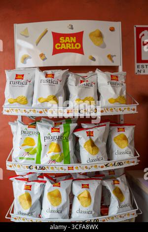 Cremona, Italien 25. Juli 2025 San Carlo Kartoffelchips varietiesrustica, piugusto, strategisch auf einem eleganten Metallgestell mit BH-Design präsentiert Stockfoto